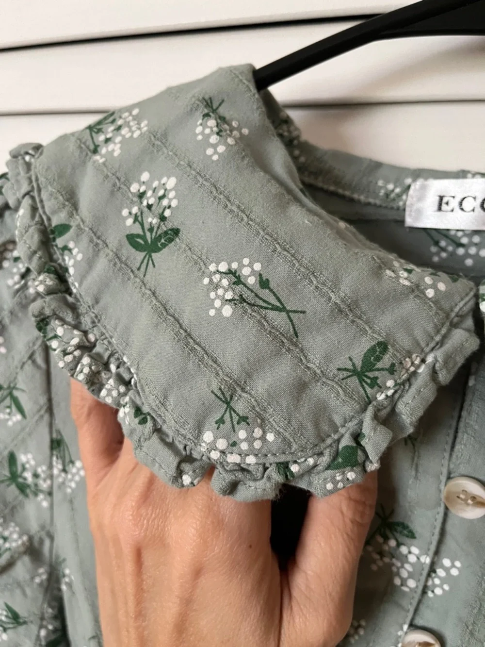 Ecowish Sage Green Floral Puff-Sleeve Button Front Blouse - Picture 4 of 16